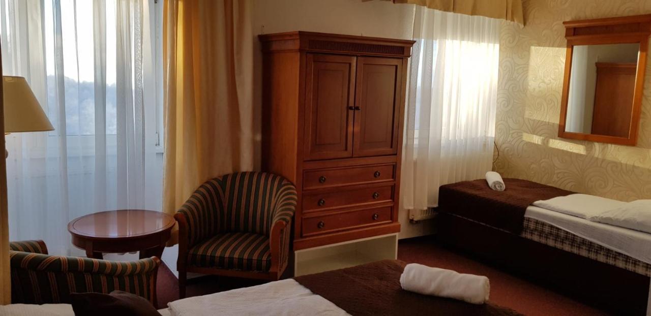 Hotel A Restaurace Pomezi Cinovec Luaran gambar