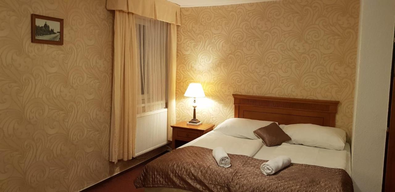 Hotel A Restaurace Pomezi Cinovec Luaran gambar