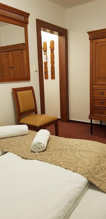 Hotel A Restaurace Pomezi Cinovec Luaran gambar